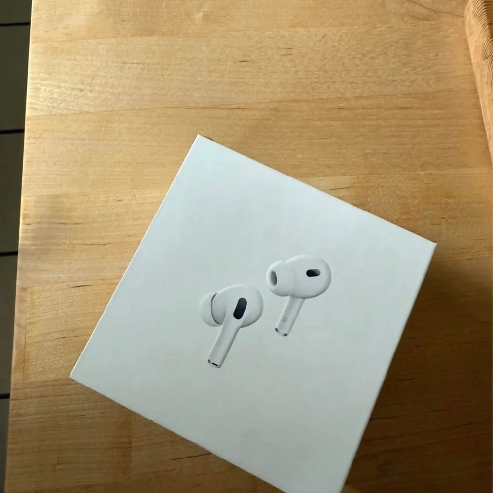 Apple White Wireless Earbuds with Charging Case